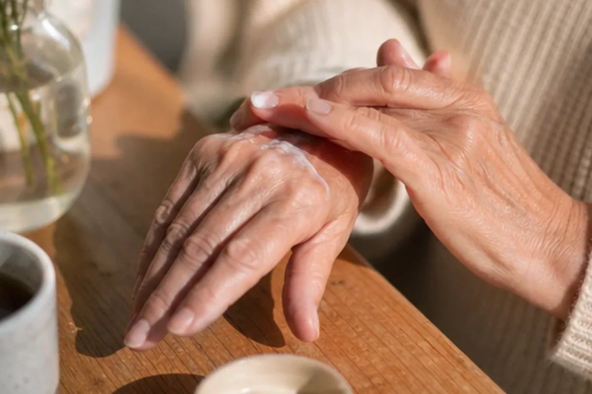 Authentische Beauty-Routine passend zum Thema Nagelhärter für trockene Haut