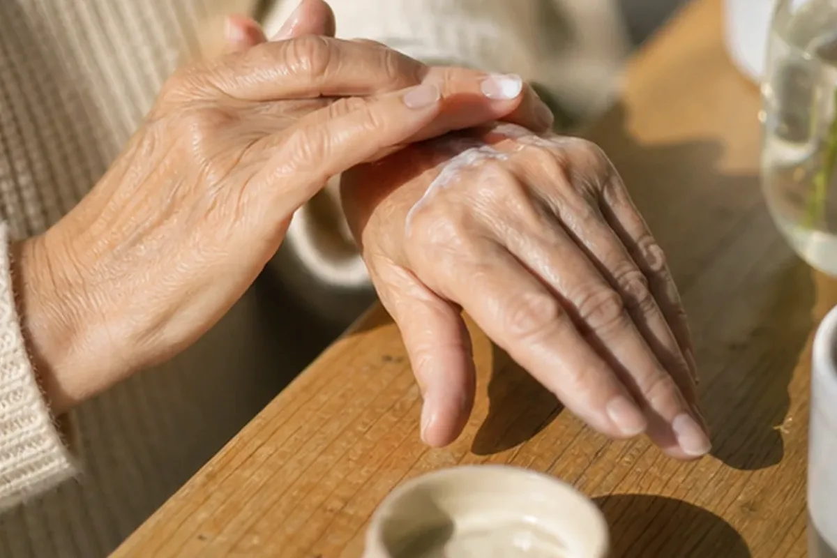 Emotionaler und authentischer Anwendungsmoment rund um Body Butter für müde Füße