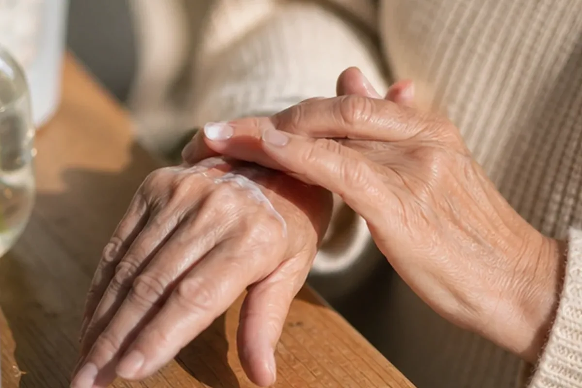 Emotionaler und authentischer Anwendungsmoment rund um Handcreme für raue Haut