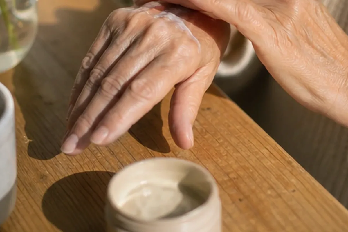 Authentische Beauty-Routine passend zum Thema Nagelhärter bei brüchigen Nägeln