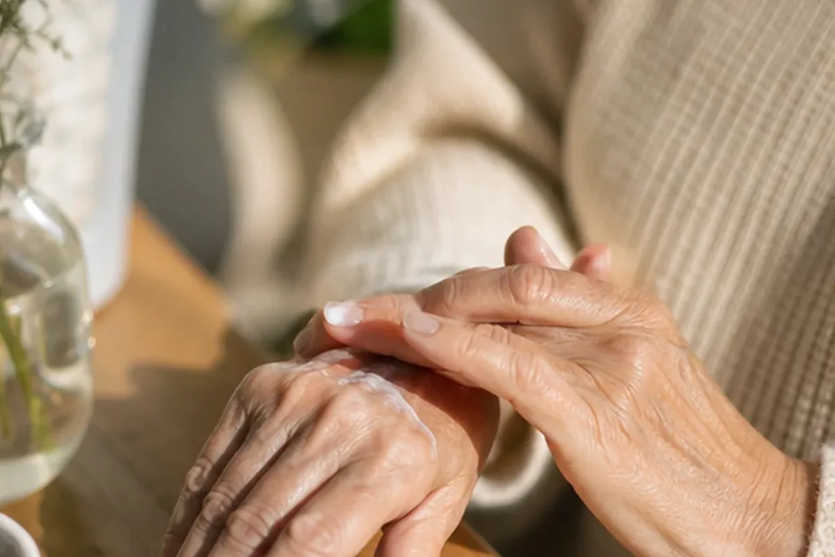 Emotionaler und authentischer Anwendungsmoment rund um Fußcreme für empfindliche Haut