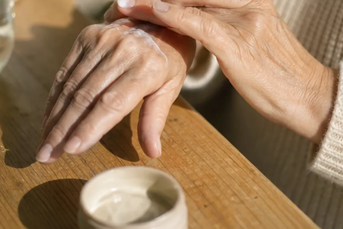 Emotionaler und authentischer Anwendungsmoment rund um Nagelöl bei brüchigen Nägeln