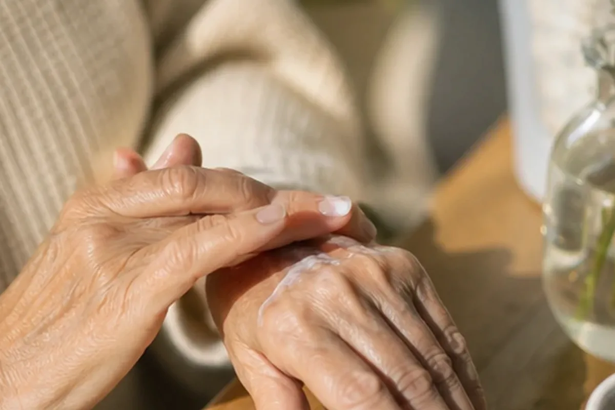 Emotionaler und authentischer Anwendungsmoment rund um Duschgel für raue Haut