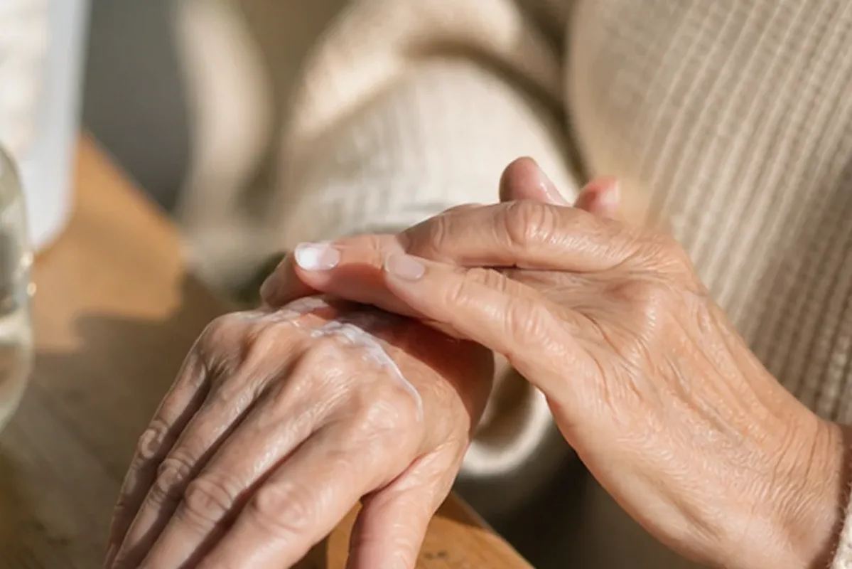 Emotionaler und authentischer Anwendungsmoment rund um Körperpeeling für raue Haut