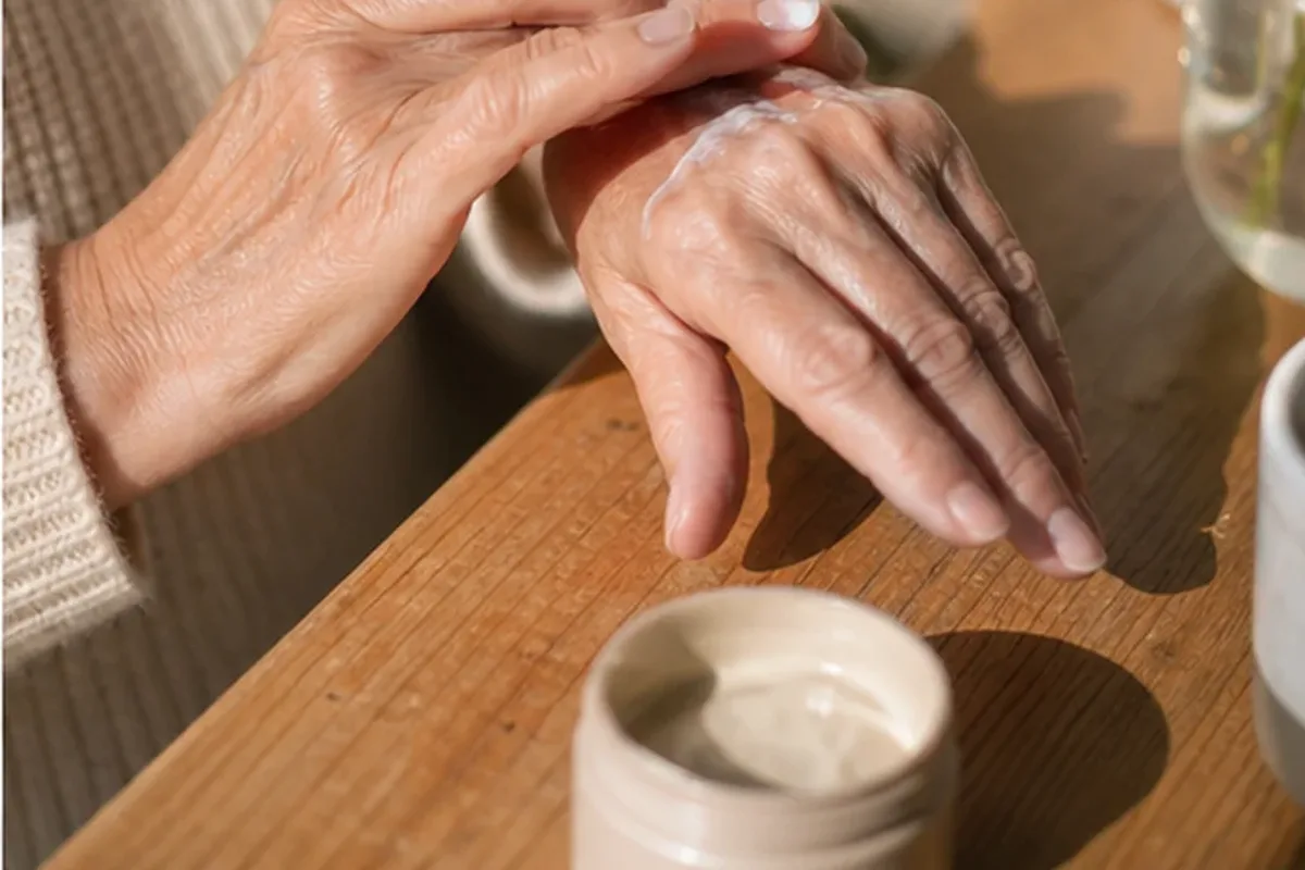 Emotionaler und authentischer Anwendungsmoment rund um Duschgel bei Keratosis pilaris