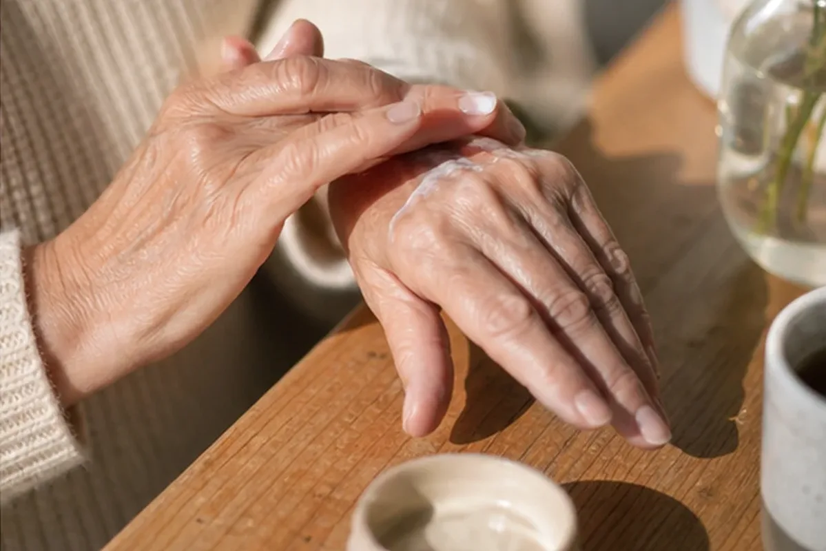 Emotionaler und authentischer Anwendungsmoment rund um Body Butter bei Keratosis pilaris