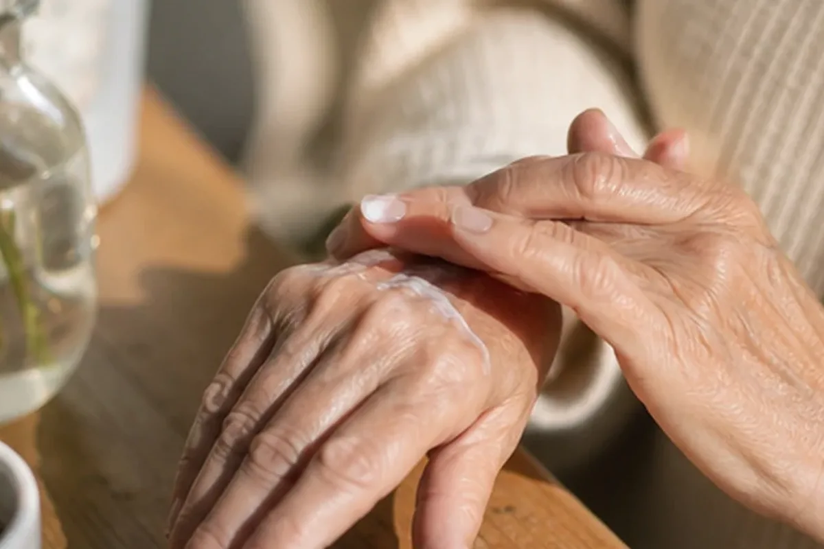 Redaktionelle Detailaufnahme zur Orientierung bei Handcreme bei brüchigen Nägeln