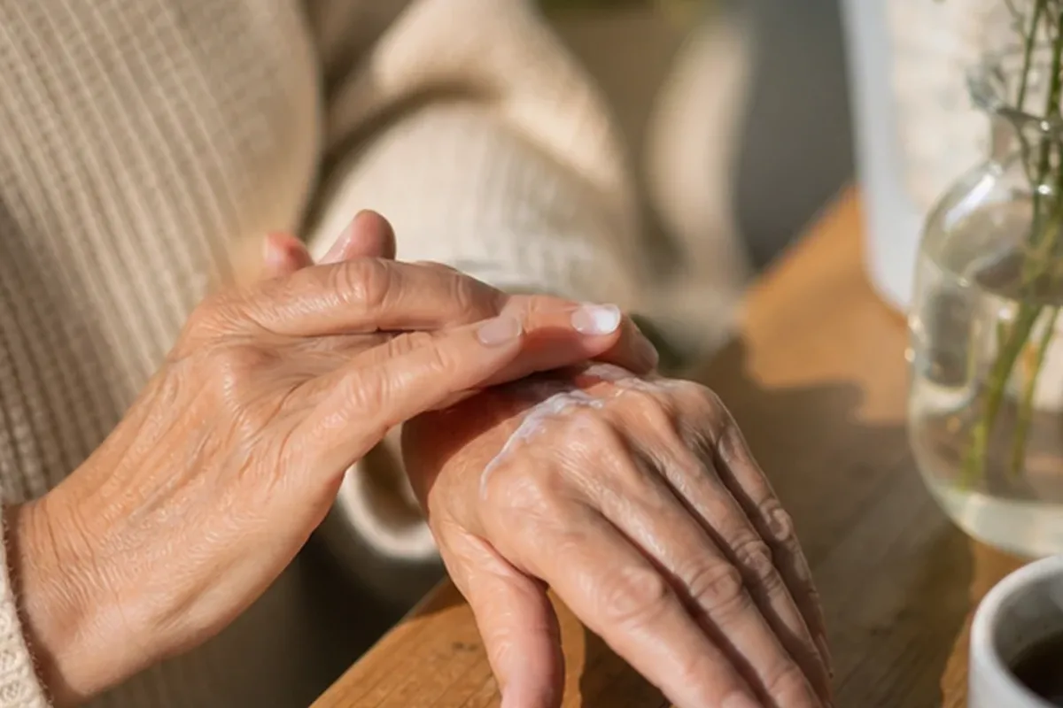 Emotionaler und authentischer Anwendungsmoment rund um Nagelhärter für trockene Haut