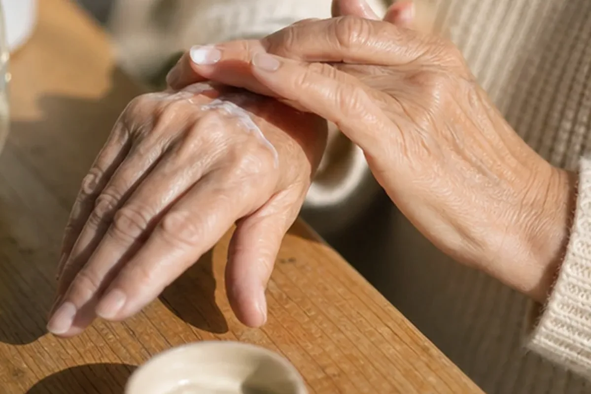 Emotionaler und authentischer Anwendungsmoment rund um Körperlotion für empfindliche Haut