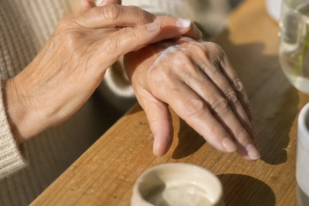 Redaktioneller Beauty-Moment zur Ausgangslage bei Körperlotion bei brüchigen Nägeln