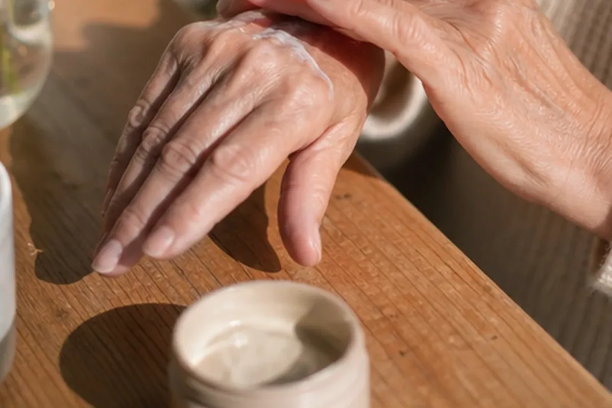 Emotionaler und authentischer Anwendungsmoment rund um Duschgel bei Keratosis pilaris