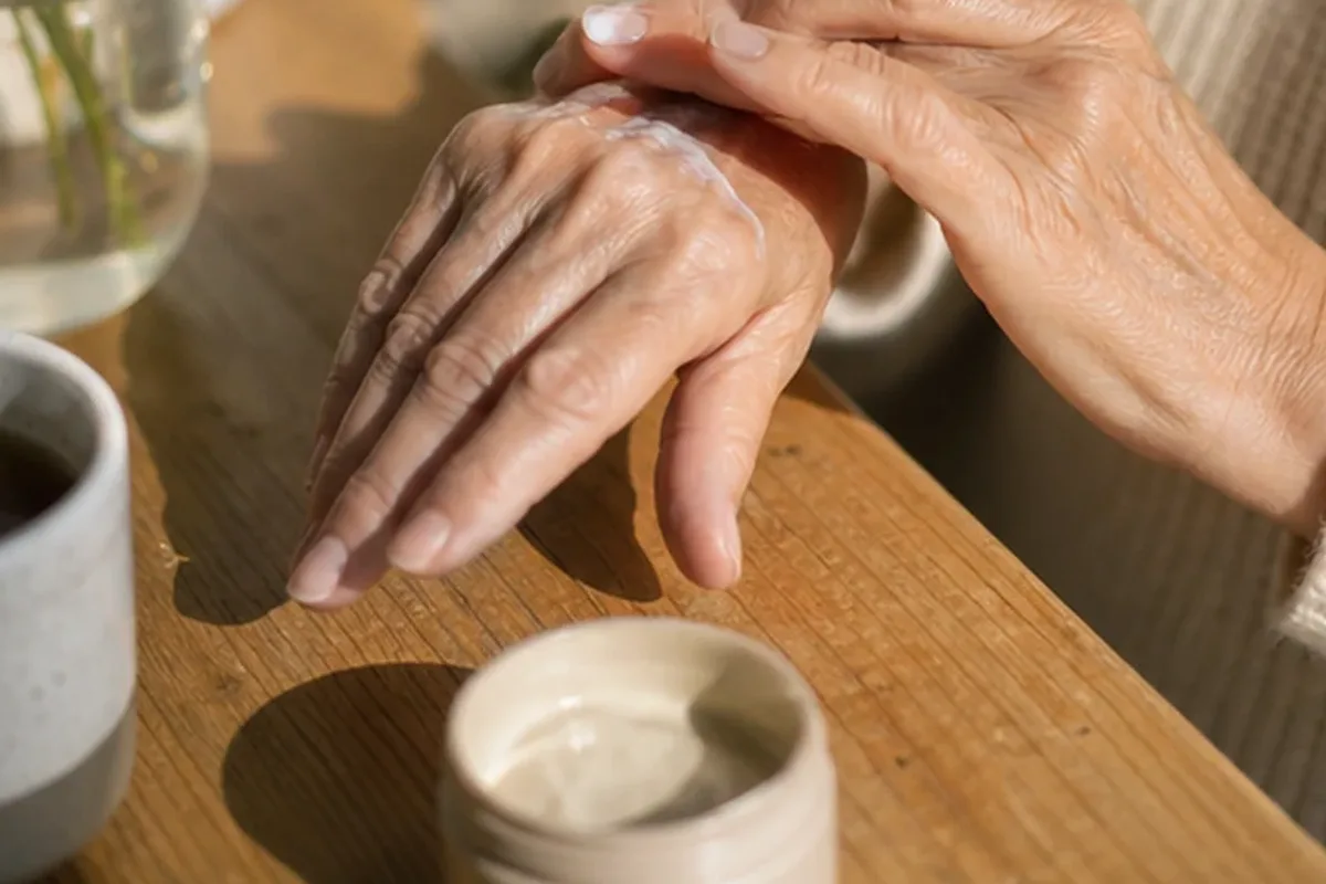 Redaktioneller Beauty-Moment zur Ausgangslage bei Badezusatz für trockene Haut