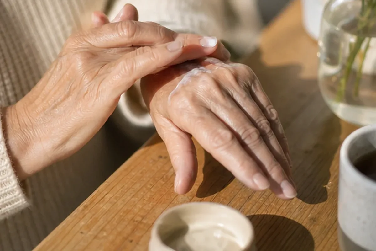 Emotionaler und authentischer Anwendungsmoment rund um Nagelöl für raue Haut