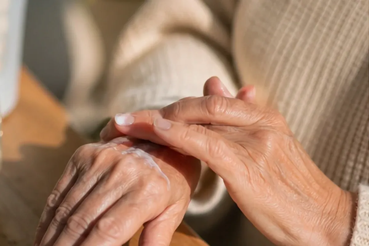 Emotionaler und authentischer Anwendungsmoment rund um Duschgel für raue Haut