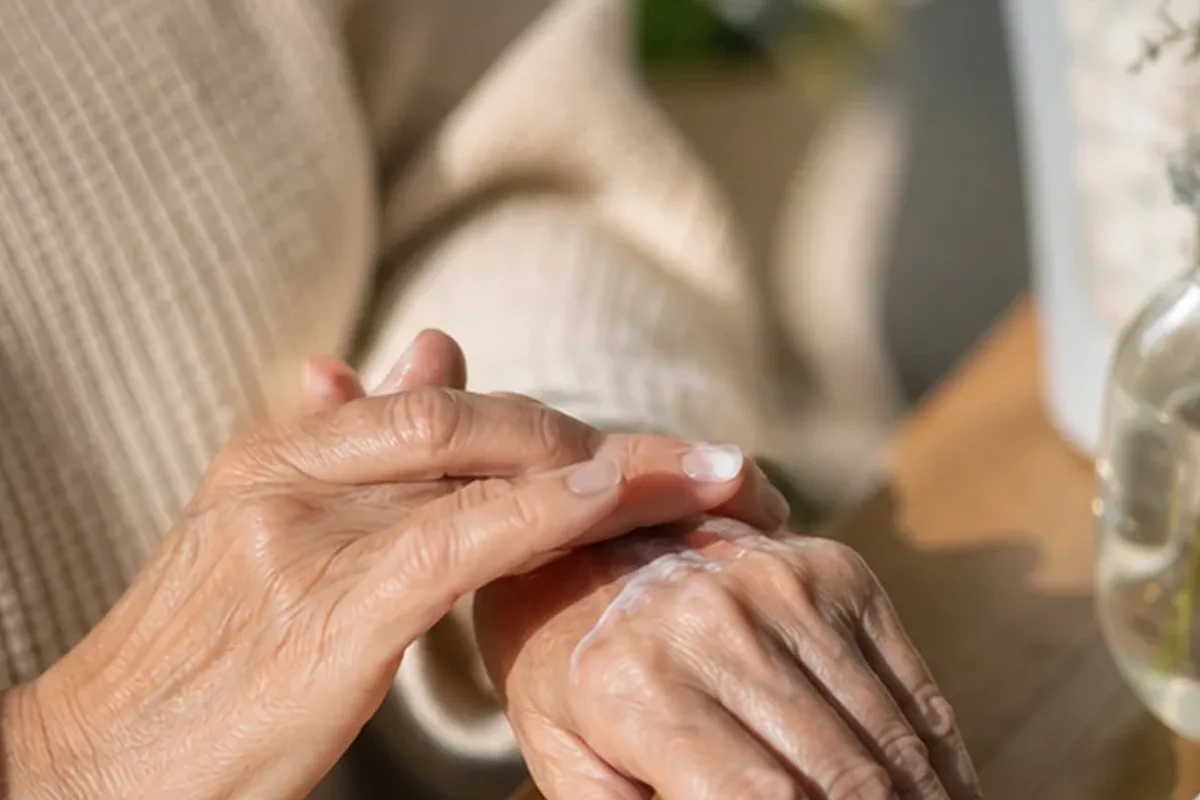 Emotionaler und authentischer Anwendungsmoment rund um After-Sun-Pflege für empfindliche Haut