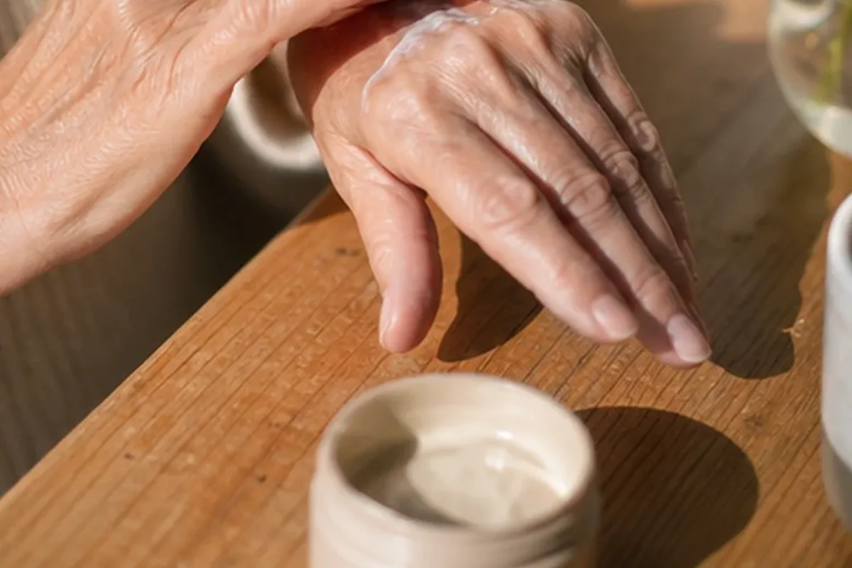 Redaktionelle Detailaufnahme zur Orientierung bei Nagelöl für trockene Haut
