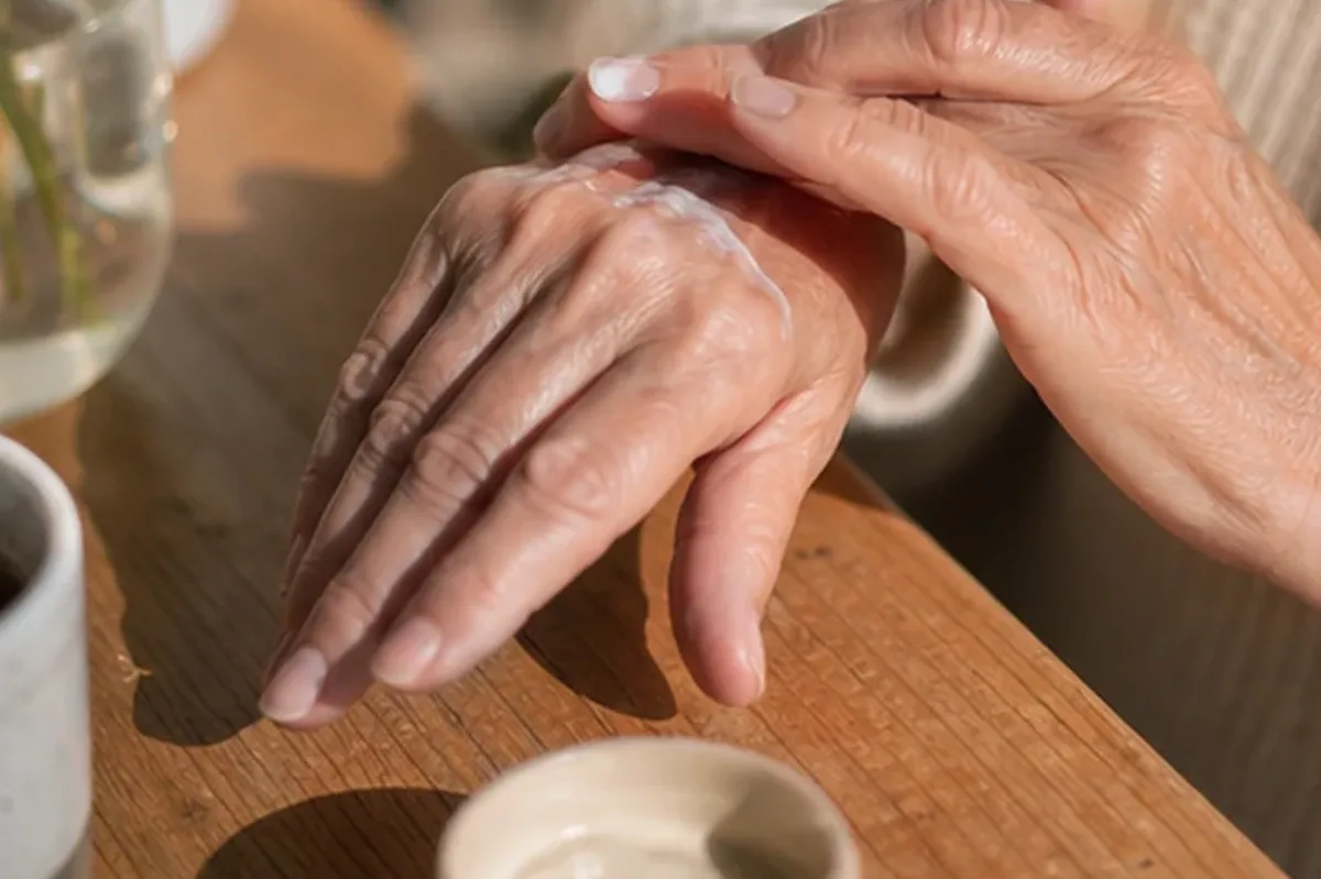 Emotionaler und authentischer Anwendungsmoment rund um Nagelöl für beanspruchte Hände