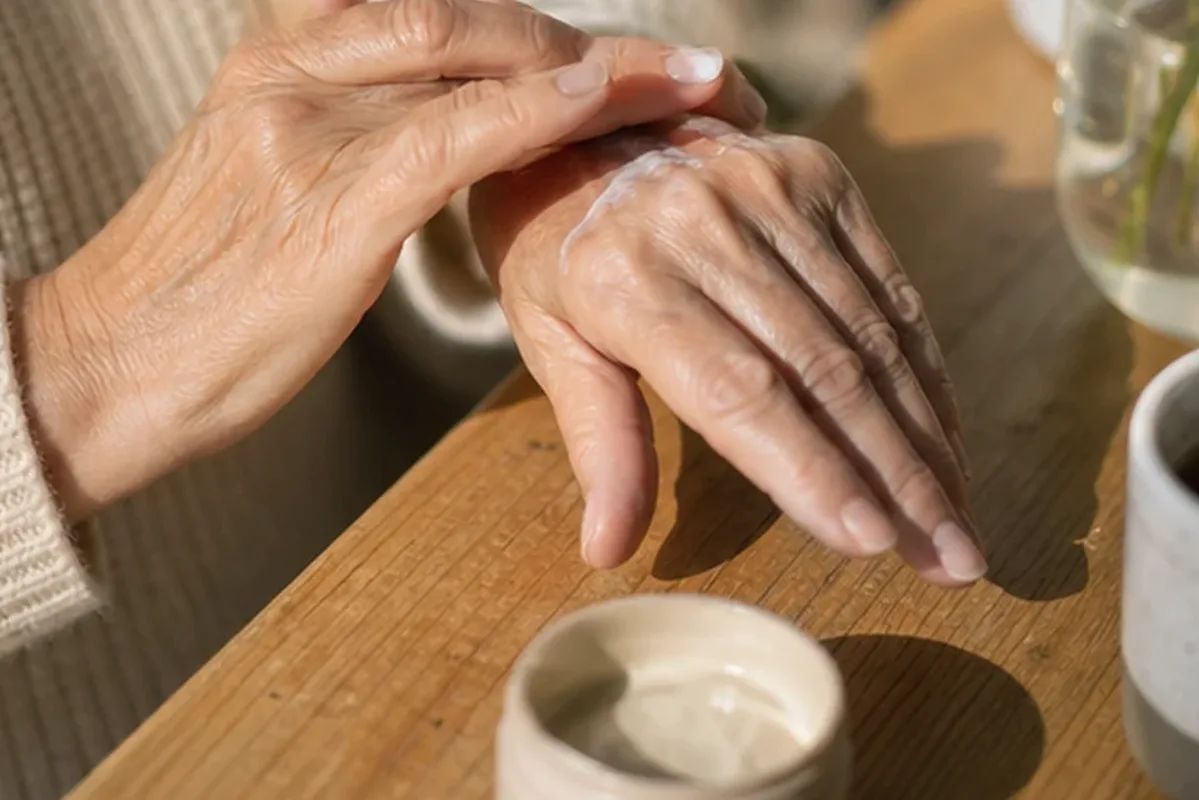 Redaktionelle Detailaufnahme zur Orientierung bei Nagelöl bei brüchigen Nägeln