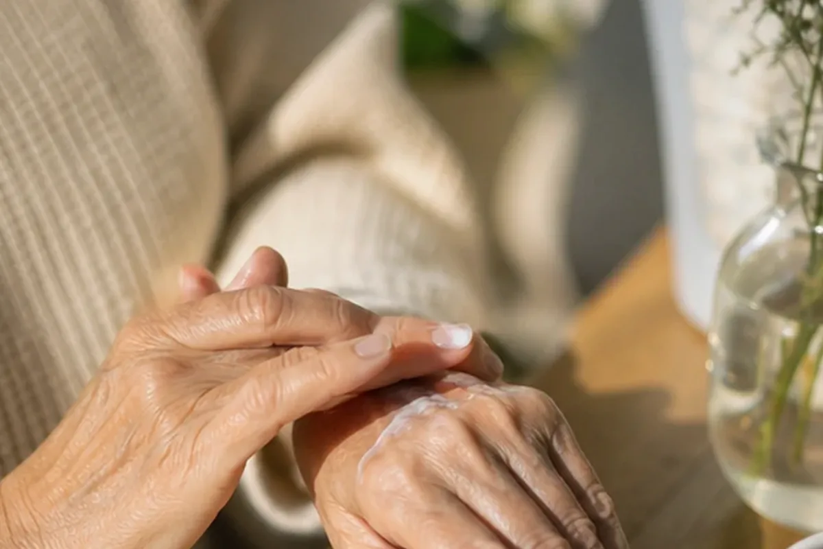 Emotionaler und authentischer Anwendungsmoment rund um Duschöl für müde Füße