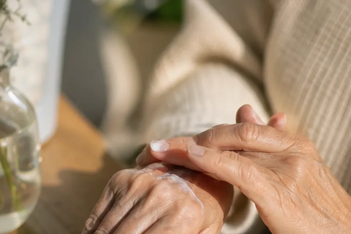 Authentischer Wohlfühlmoment passend zum Beauty-Thema Nagelhärter für beanspruchte Hände