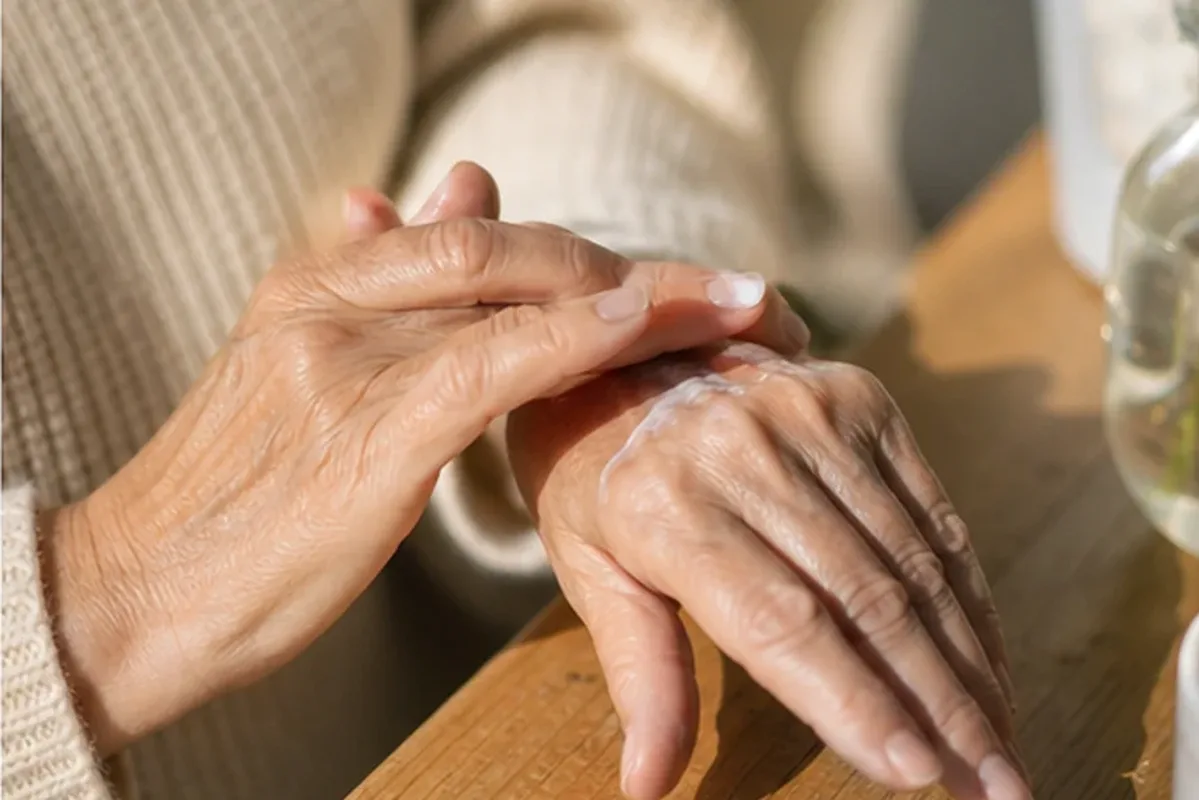 Emotionaler und authentischer Anwendungsmoment rund um Körperpeeling bei Keratosis pilaris