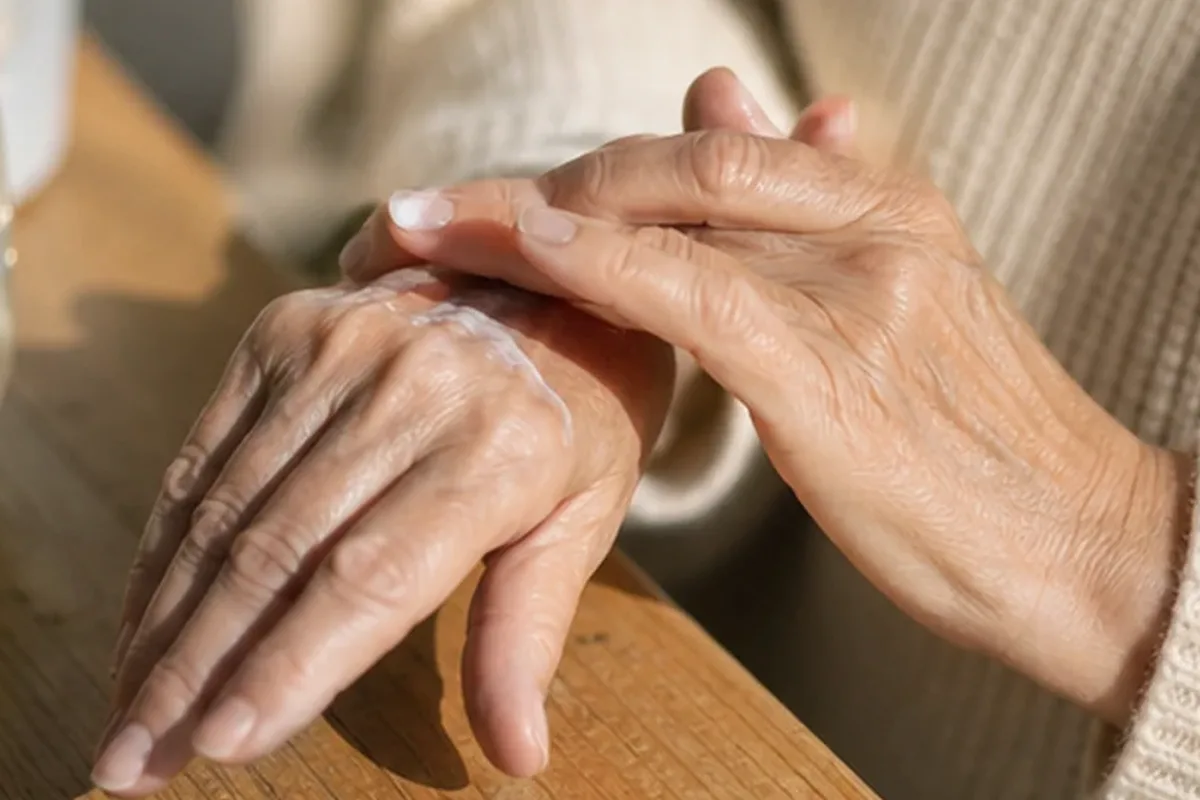 Emotionaler und authentischer Anwendungsmoment rund um Duschgel für müde Füße