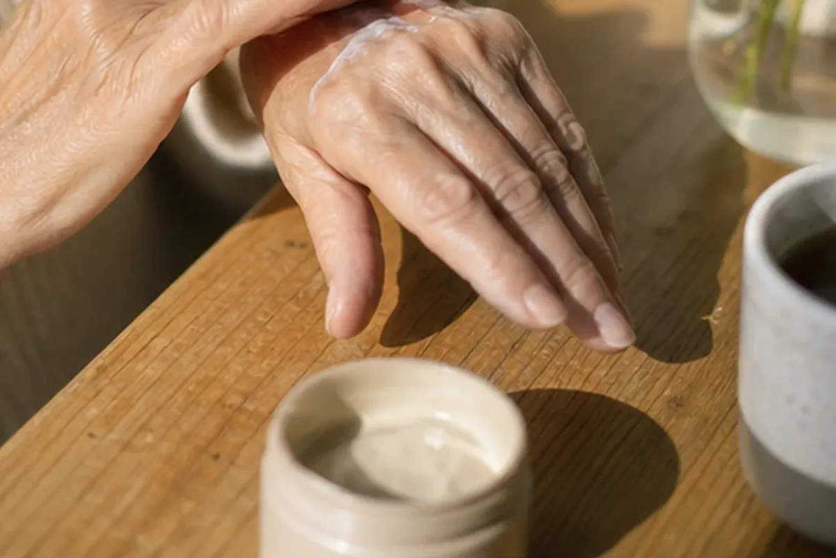 Authentischer Wohlfühlmoment passend zum Beauty-Thema Body Butter für müde Füße