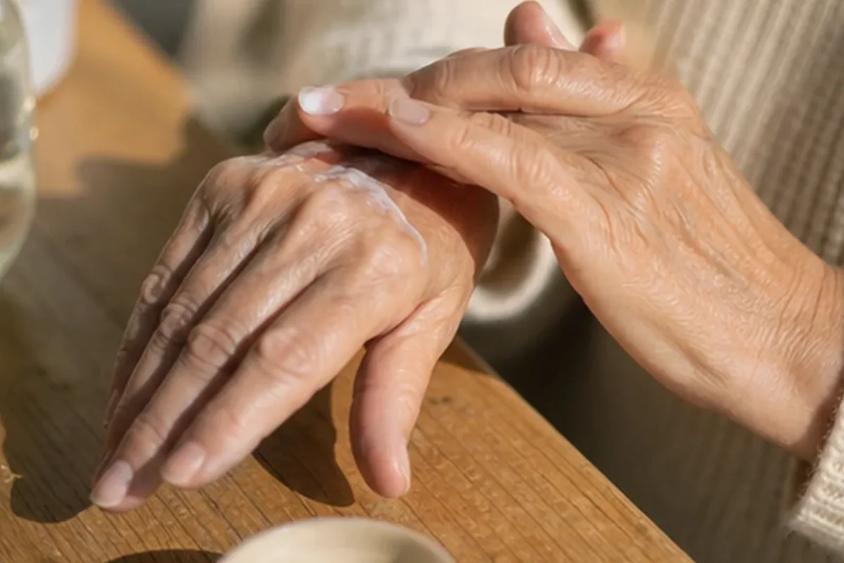 Authentischer Wohlfühlmoment passend zum Beauty-Thema Nagelöl für trockene Haut