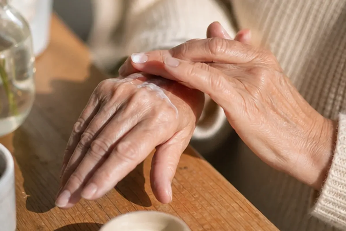 Redaktionelle Detailaufnahme zur Orientierung bei After-Sun-Pflege für raue Haut