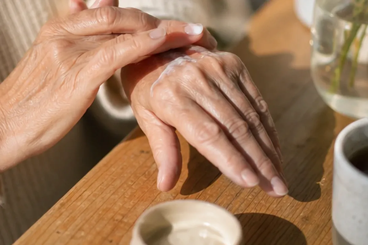 Authentischer Wohlfühlmoment passend zum Beauty-Thema Körperlotion für müde Füße