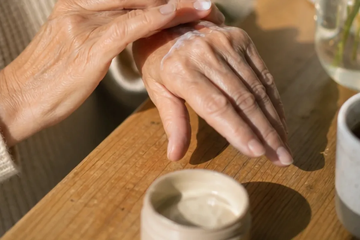 Hochwertige Beauty-Inszenierung zu Auswahlkriterien für Duschöl für trockene Haut