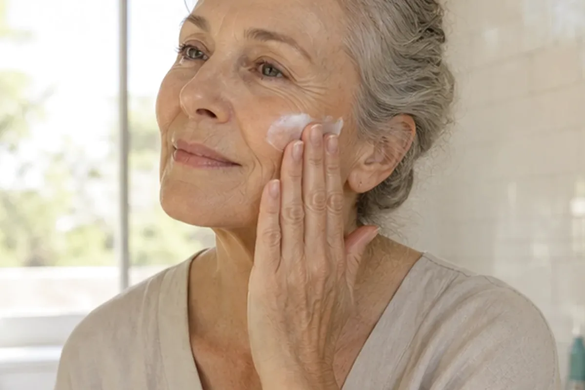 Emotionaler und authentischer Anwendungsmoment rund um Bronzer bei Rötungen