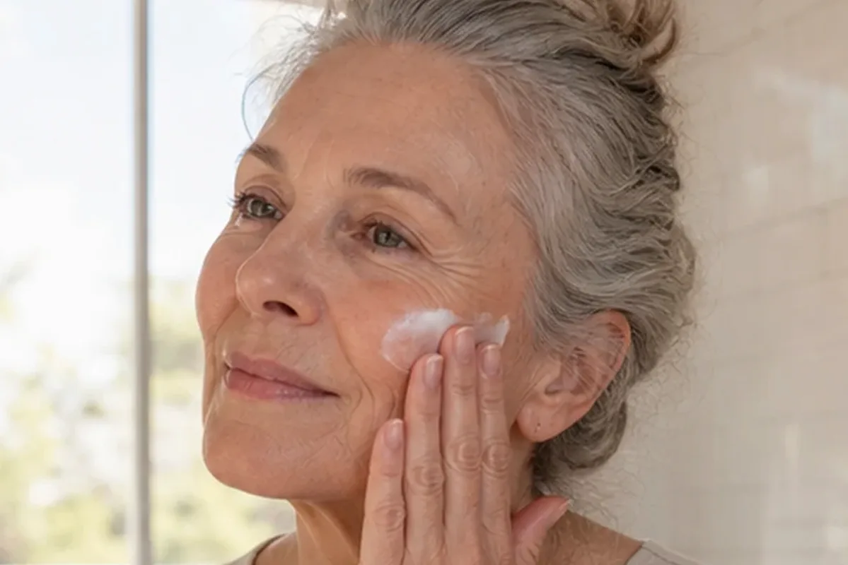 Redaktioneller Beauty-Moment zur Ausgangslage bei Gesichtsmaske bei ersten Fältchen