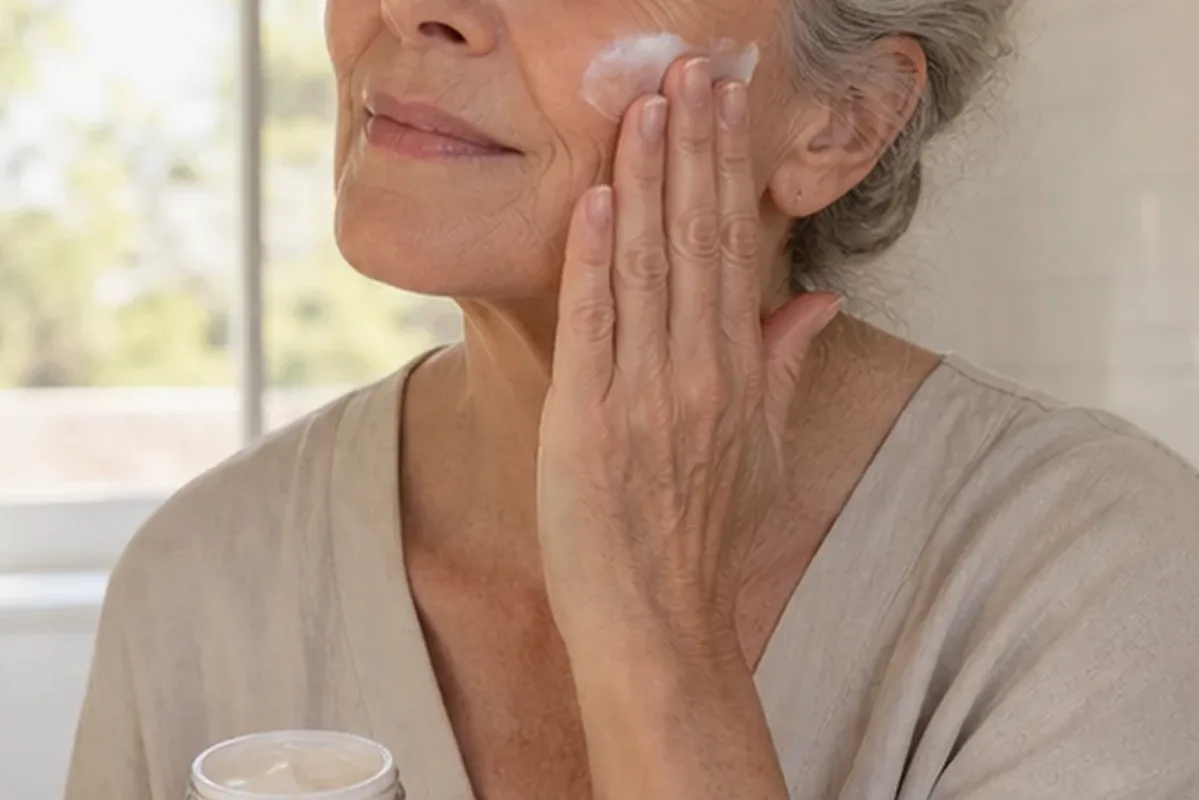 Authentischer Wohlfühlmoment passend zum Beauty-Thema Augenpflege für trockene Haut
