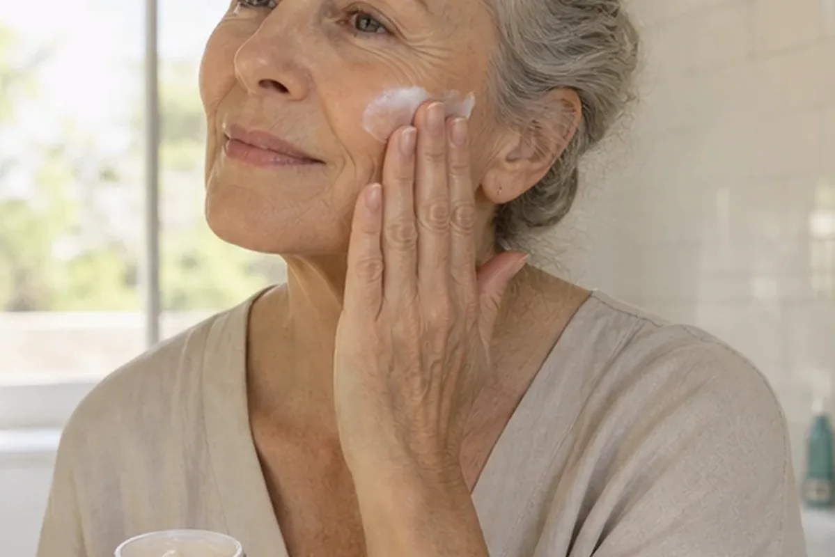 Authentischer Wohlfühlmoment passend zum Beauty-Thema Reinigungsöl für fettige Haut