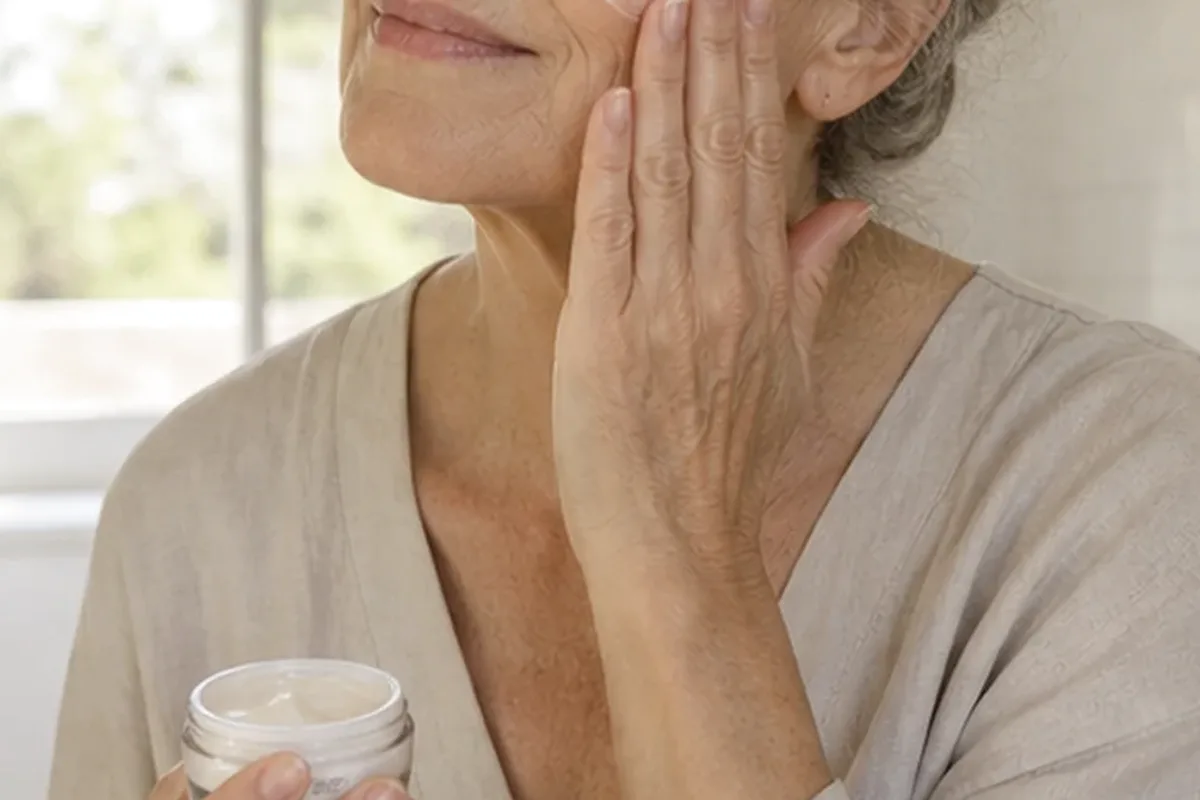 Authentischer Wohlfühlmoment passend zum Beauty-Thema Augenpflege bei ersten Fältchen
