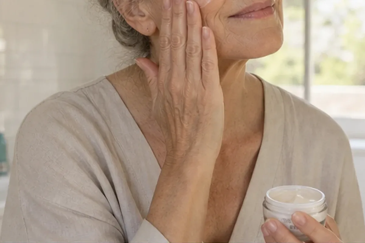 Authentischer Wohlfühlmoment passend zum Beauty-Thema Bronzer für trockene Haut