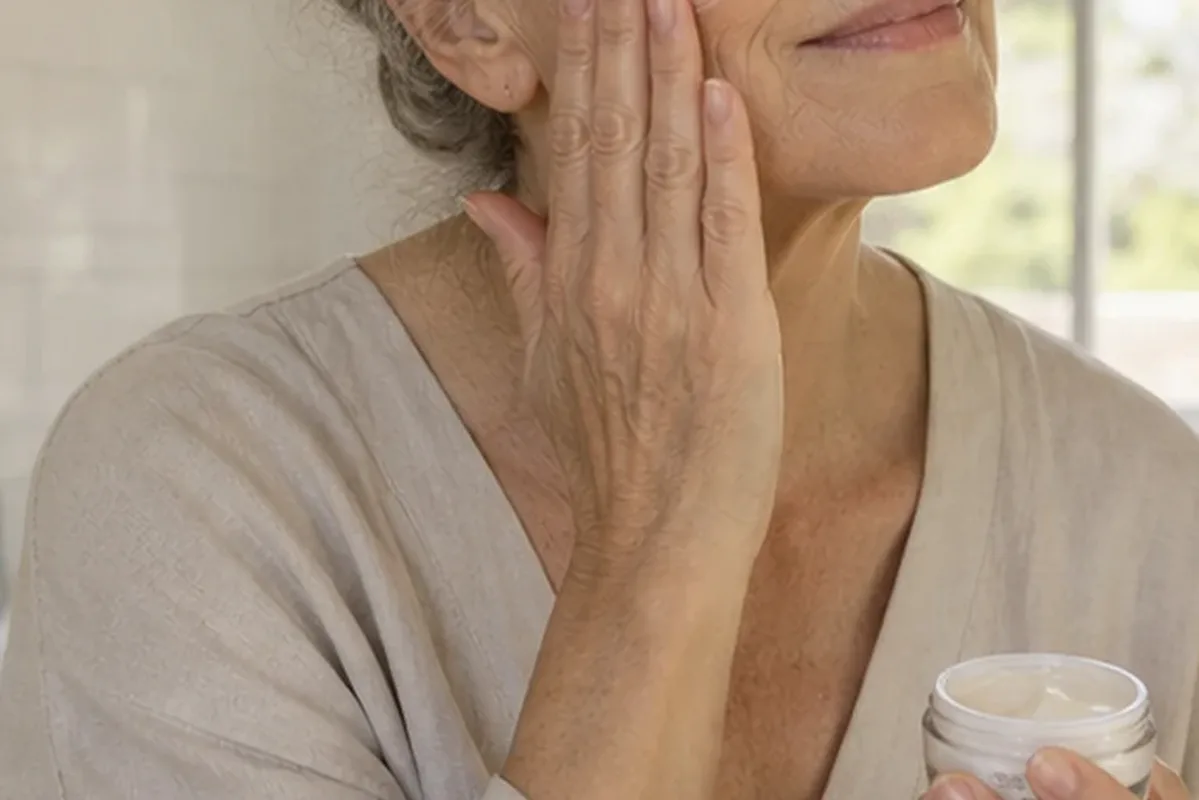 Authentischer Wohlfühlmoment passend zum Beauty-Thema Foundation bei großen Poren
