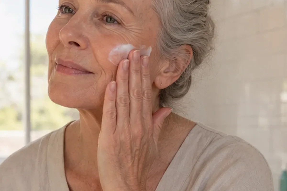 Authentische Beauty-Routine passend zum Thema Retinol-Serum für unreine Haut