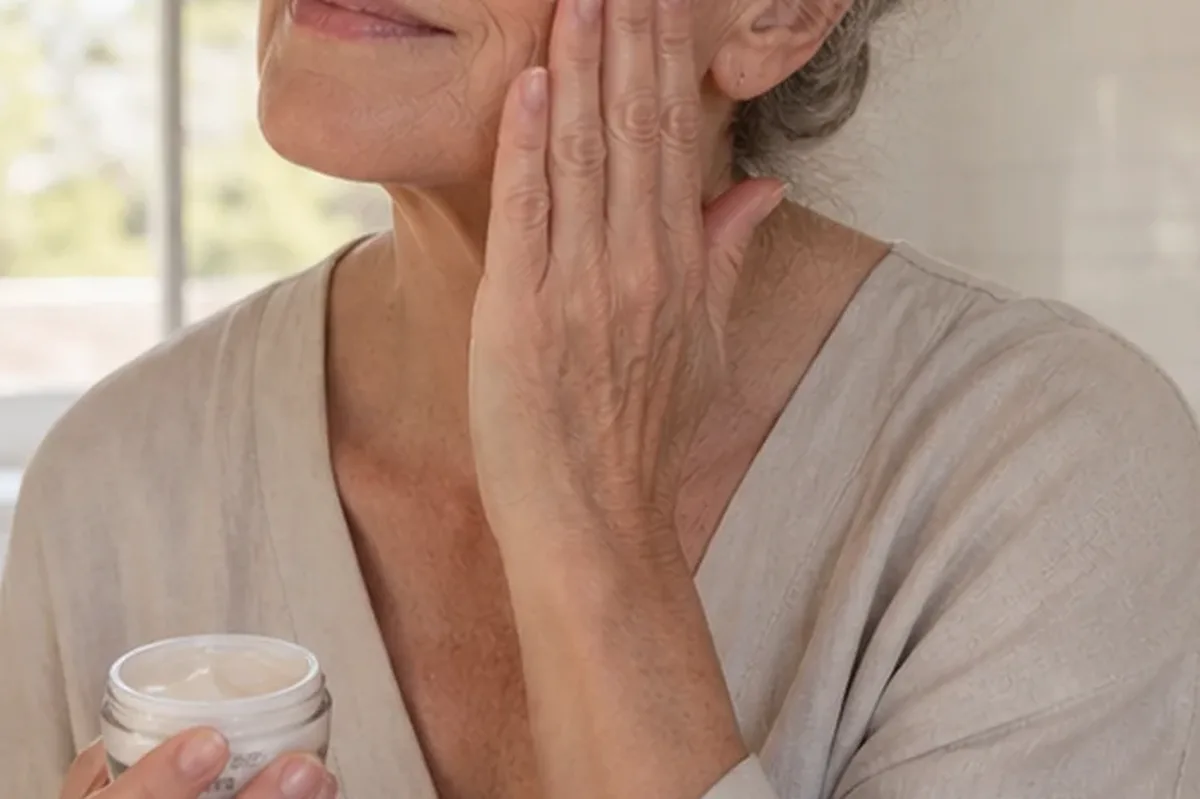 Authentischer Wohlfühlmoment passend zum Beauty-Thema Foundation für reife Haut