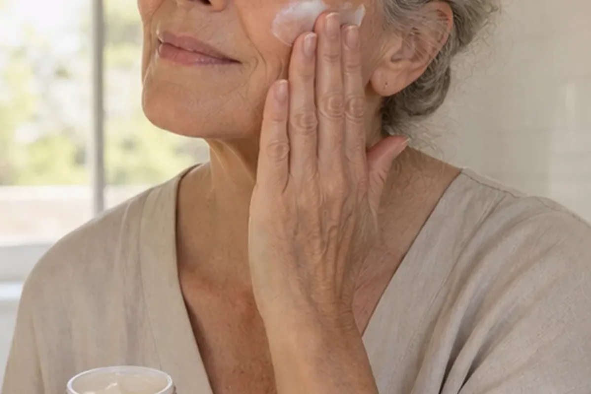 Emotionaler und authentischer Anwendungsmoment rund um Skin Tint bei großen Poren
