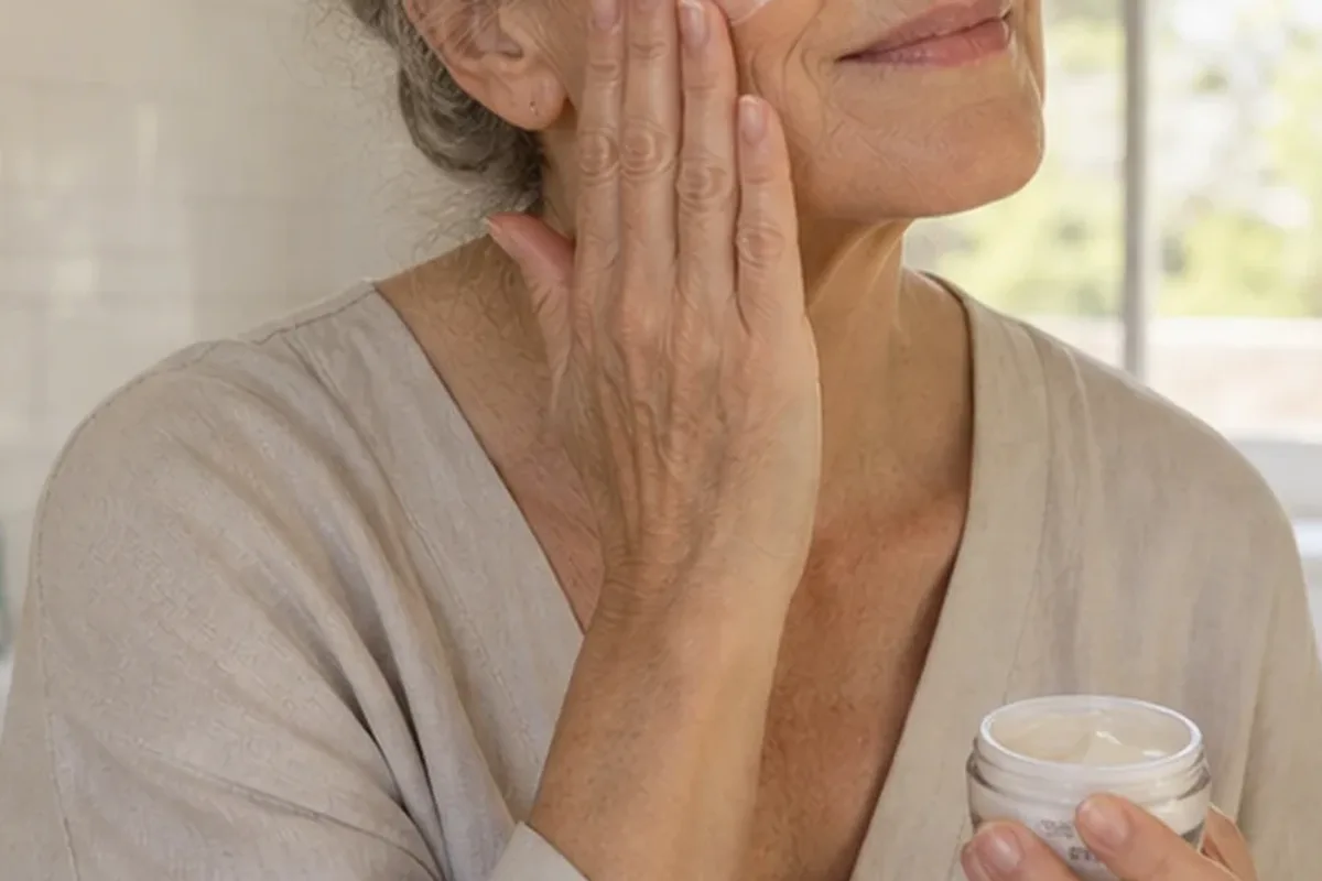 Authentische Beauty-Routine passend zum Thema Puder für reife Haut