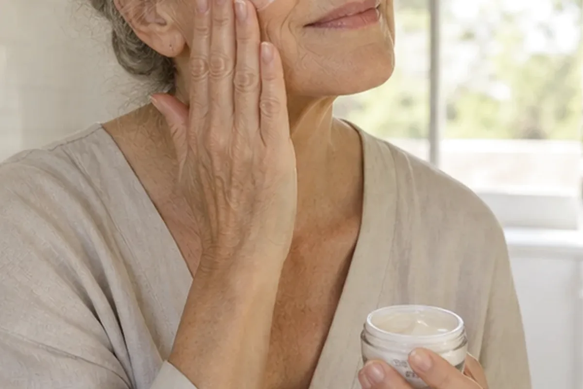 Authentische Beauty-Routine passend zum Thema Feuchtigkeitsserum für unreine Haut