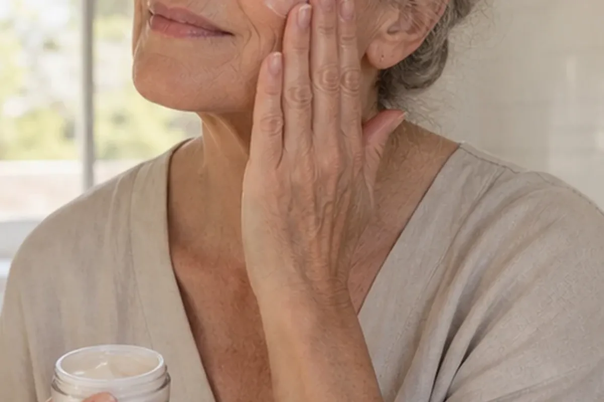 Authentischer Wohlfühlmoment passend zum Beauty-Thema Mizellenwasser für fettige Haut