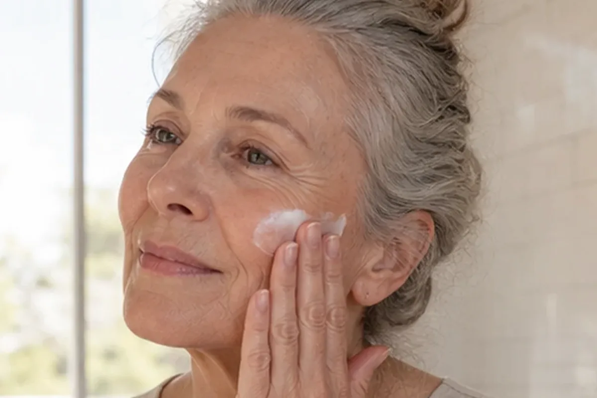 Authentischer Wohlfühlmoment passend zum Beauty-Thema Augenpflege für trockene Haut