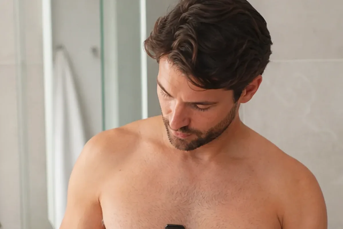 Emotionaler und authentischer Anwendungsmoment rund um Waxing-Set für dunkle Haare
