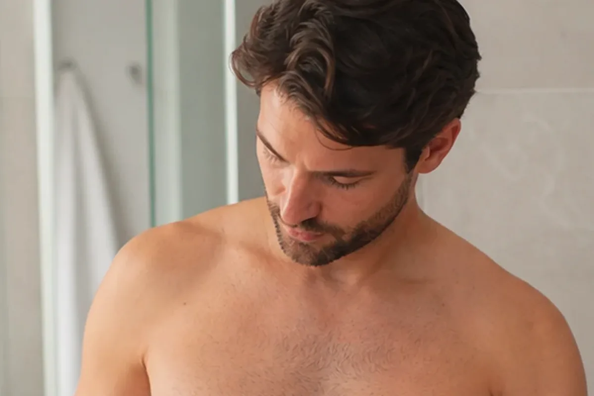 Authentischer Wohlfühlmoment passend zum Beauty-Thema Männer-Gesichtscreme für trockene Haut