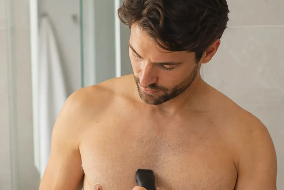 Emotionaler und authentischer Anwendungsmoment rund um Männer-Deodorant für Pflege-Einsteiger