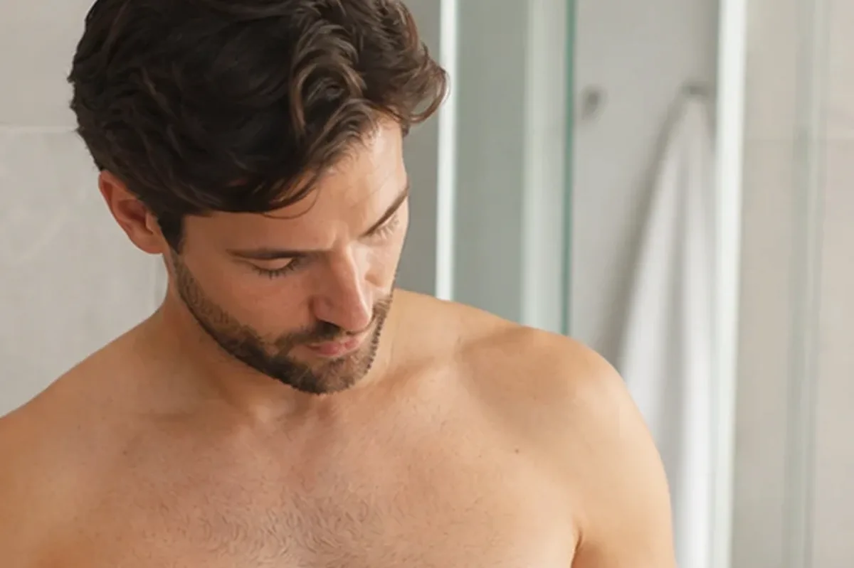 Emotionaler und authentischer Anwendungsmoment rund um Rasieröl für feine Haare