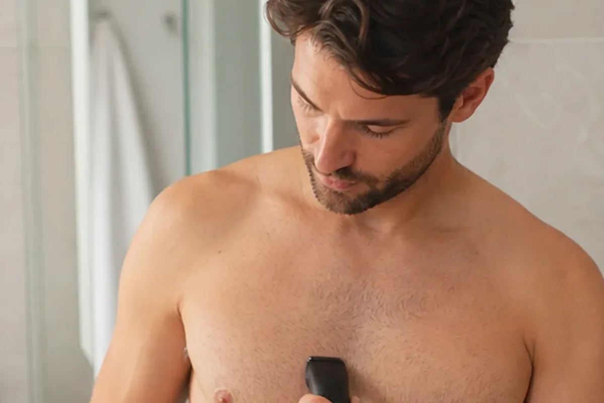 Authentischer Wohlfühlmoment passend zum Beauty-Thema Augenbrauen-Trimmer bei Rasurbrand
